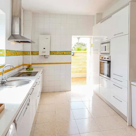 펜션 Beautiful In With 3 Bedrooms, Wifi And Swimming Pool *