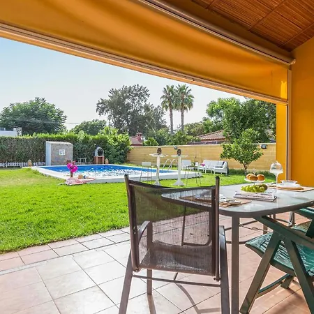 Beautiful In With 3 Bedrooms, Wifi And Swimming Pool Nyaraló